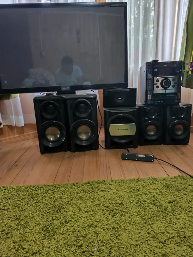 Equipo musical marca LG - 2