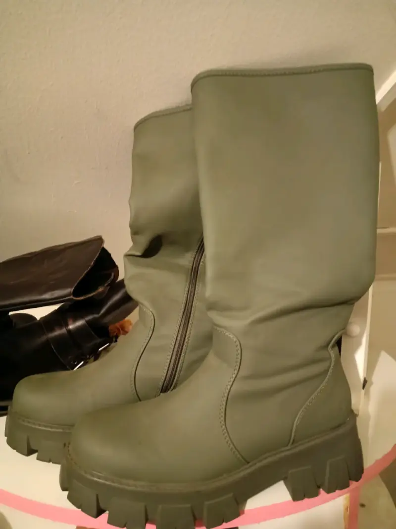 Botas número 40 como nueva son verde militar - 1