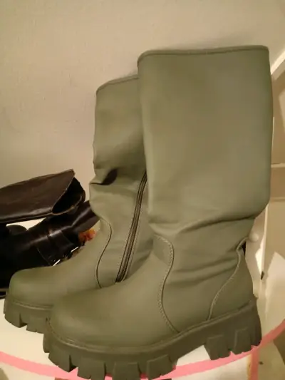 Botas número 40 como nueva son verde militar - miniatura 1