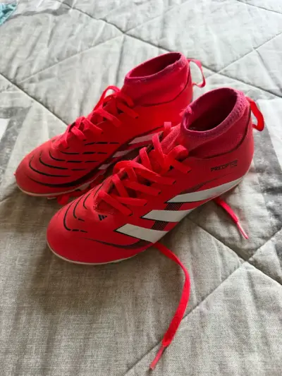 Dos pares de zapatillas de futbol Adidas - miniatura 1
