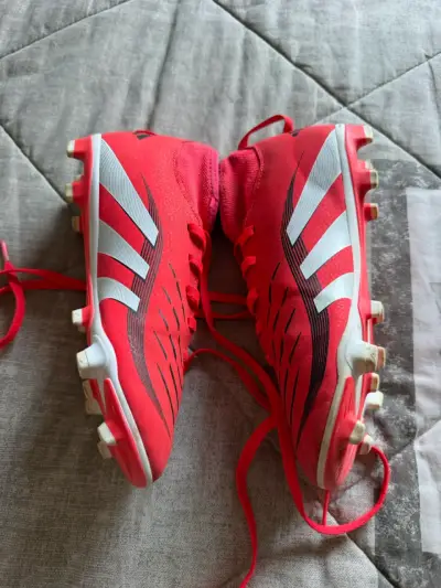 Dos pares de zapatillas de futbol Adidas - miniatura 2
