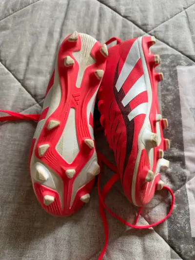 Dos pares de zapatillas de futbol Adidas - miniatura 3