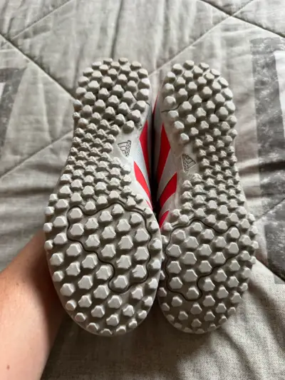 Dos pares de zapatillas de futbol Adidas - miniatura 6