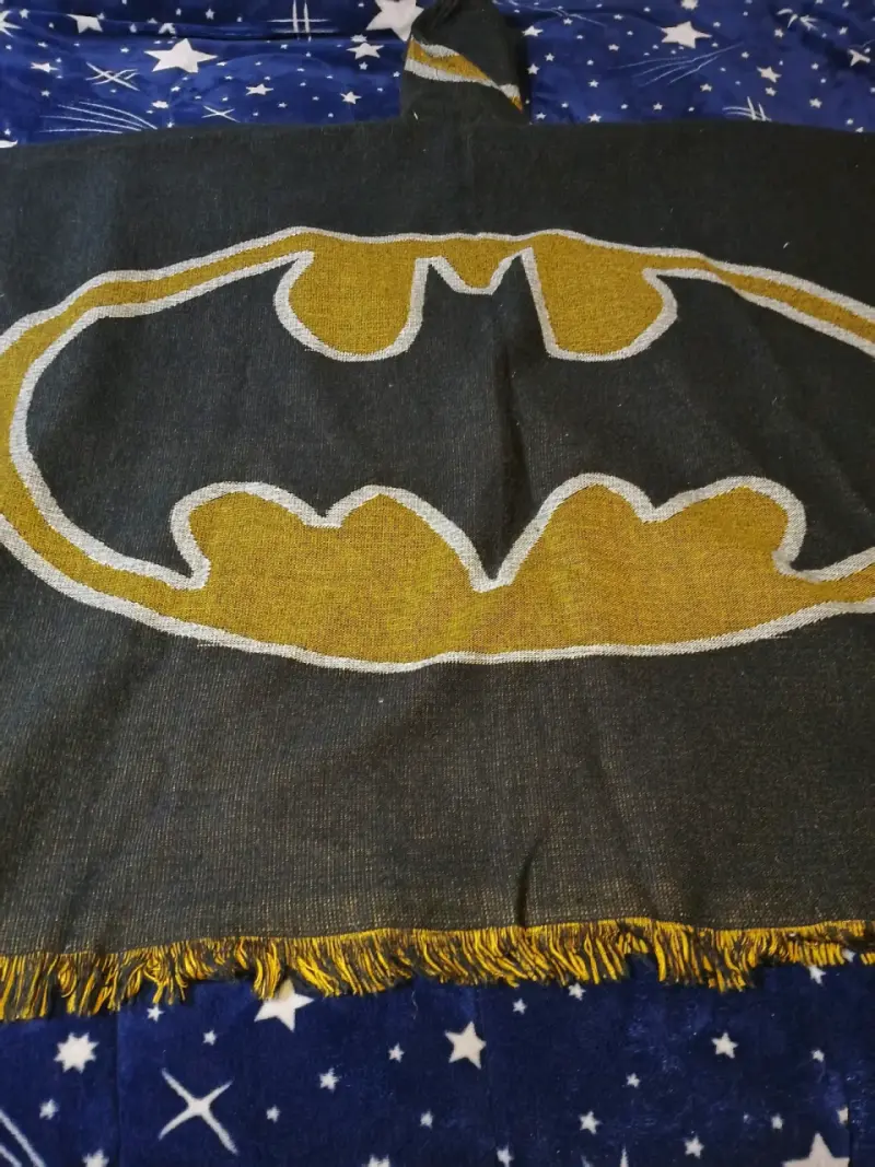 Es un chal con la forma de batman