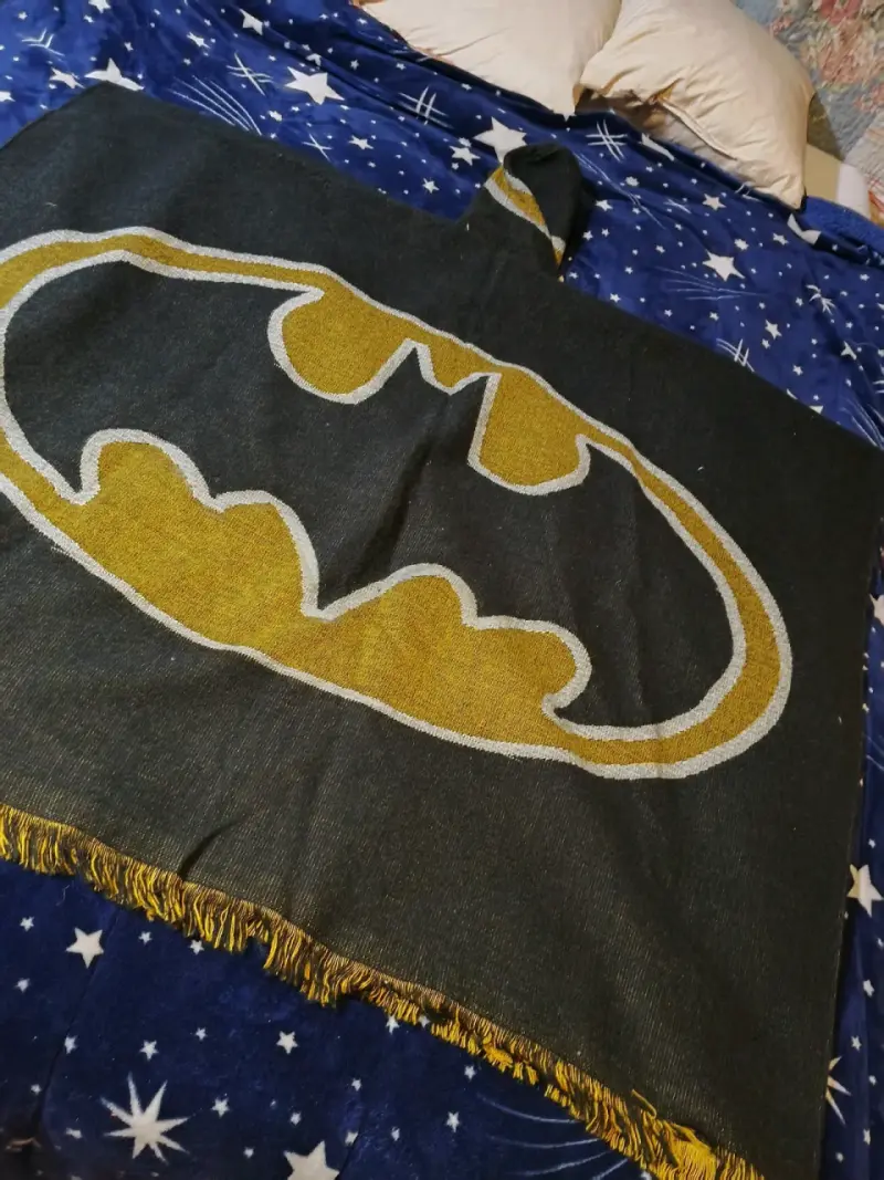 Es un chal con la forma de batman - 2