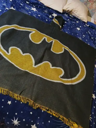 Es un chal con la forma de batman - miniatura 2