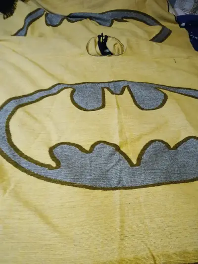 Es un chal con la forma de batman - miniatura 3