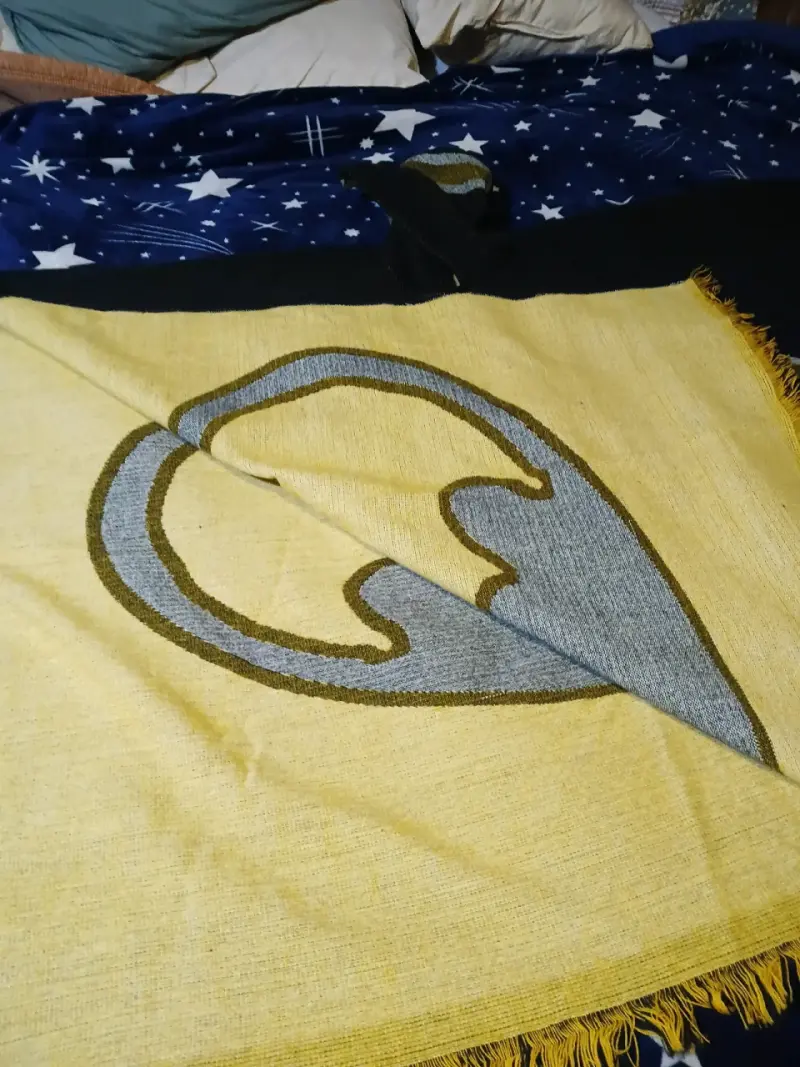 Es un chal con la forma de batman - 5