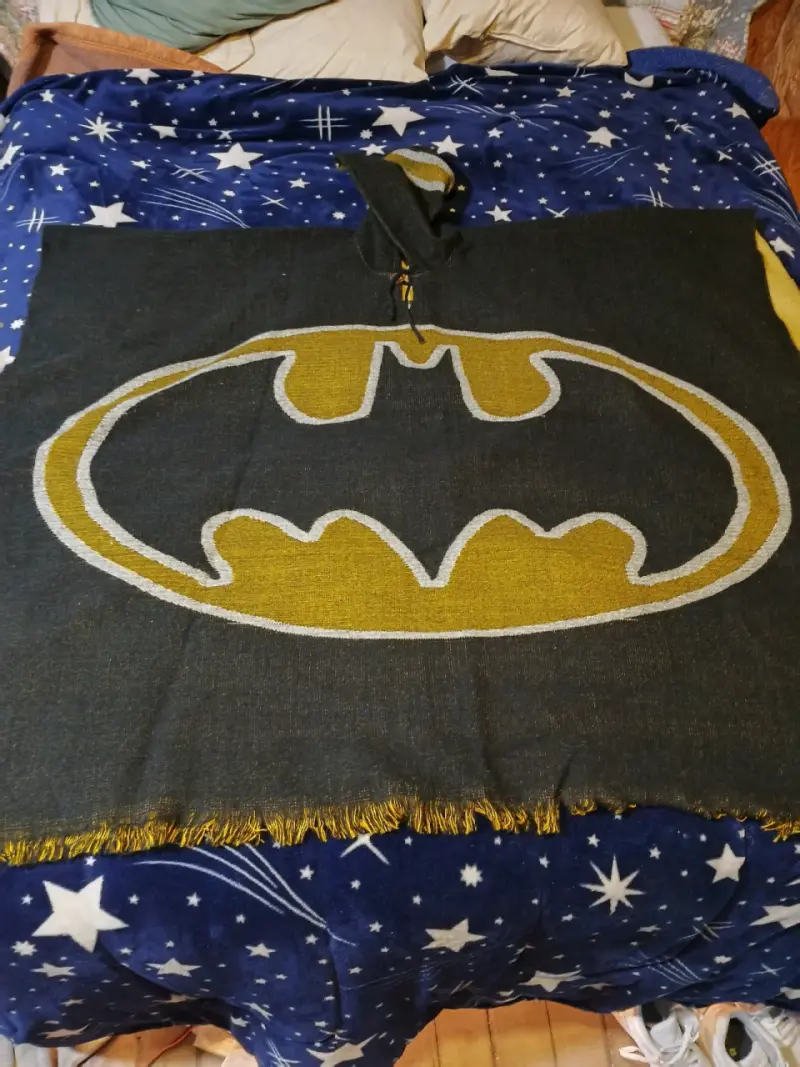 Es un chal con la forma de batman - 6