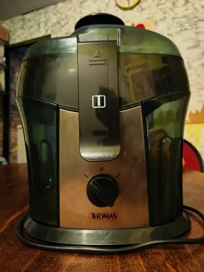 Extractor de jugo verduras y frutas. - miniatura 1