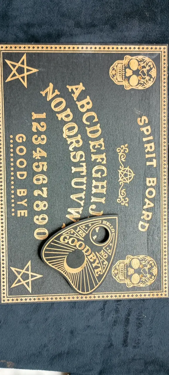 Tabla ouija con puntero de madera