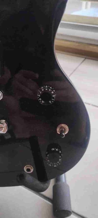 Guitarra Santana con amplificador - miniatura 4
