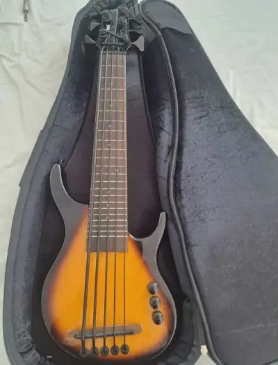 Ubass nuevo sin uso , con funda bien acolchada - miniatura 3