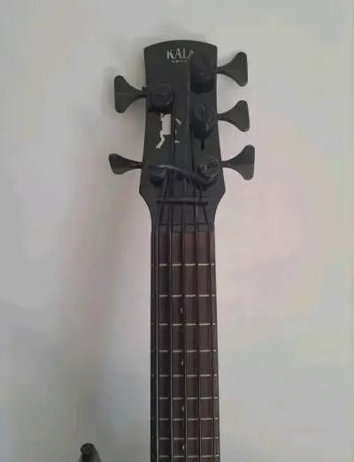 Ubass nuevo sin uso , con funda bien acolchada - miniatura 4