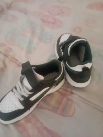 Zapatilla en buenas condiciones talle 27 y 28 - miniatura 3