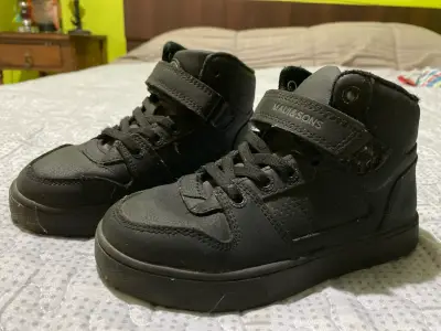 Zapatos de colegio y de fútbol - miniatura 1