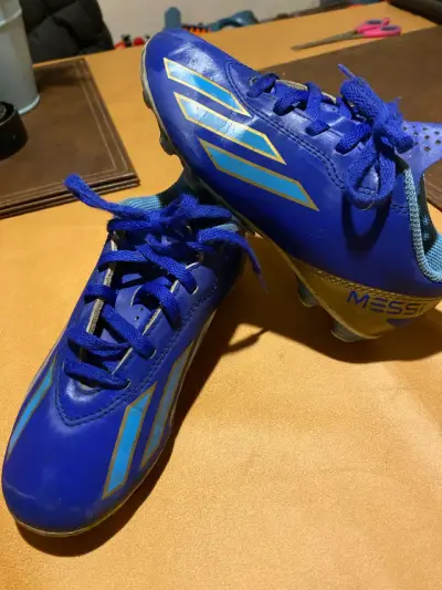 Zapatos de colegio y de fútbol - miniatura 3