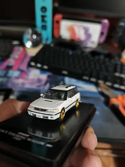 Subaru Legacy 1:64 + hot wheels premium - miniatura 1