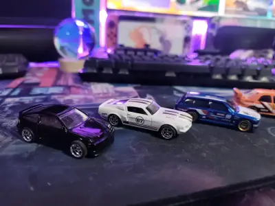 Subaru Legacy 1:64 + hot wheels premium - miniatura 4