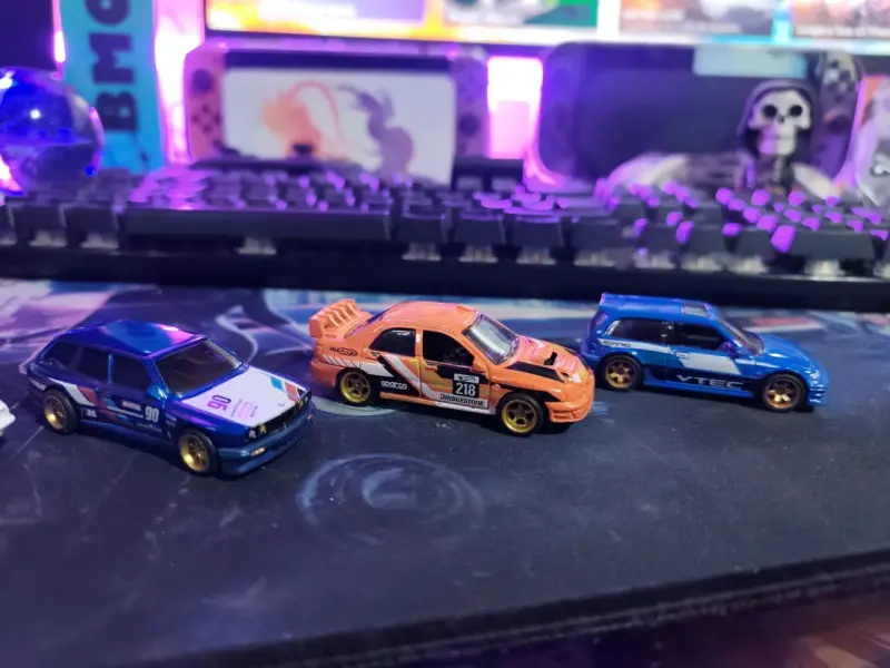 Subaru Legacy 1:64 + hot wheels premium - 5