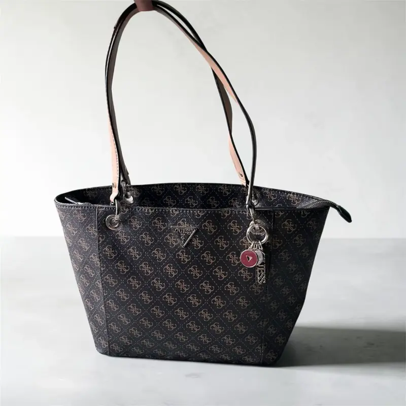 Totte bag guess nueva con hermoso colgante🩷