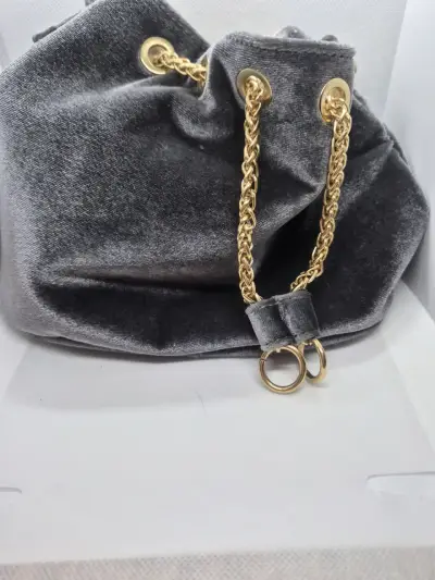 Cartera tipo pouch de terciopelo gris grafito, con - miniatura 1