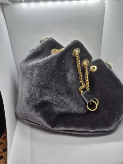 Cartera tipo pouch de terciopelo gris grafito, con - miniatura 2