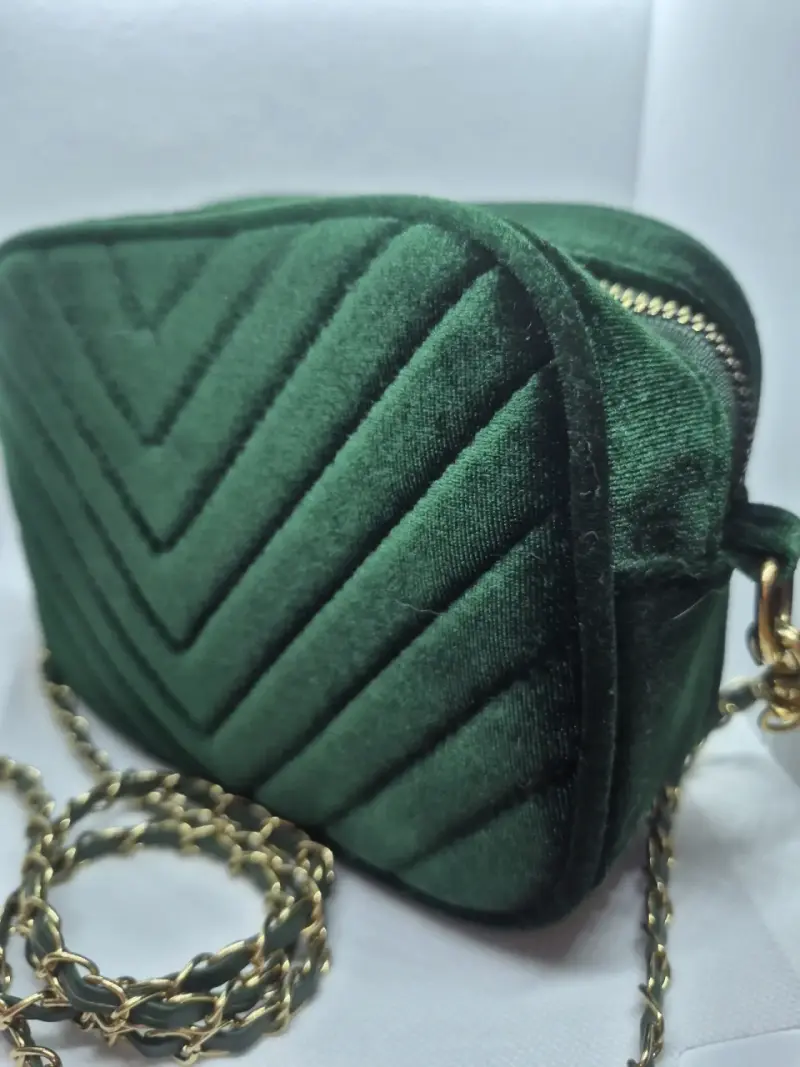 Cartera de terciopelo verde esmeralda con diseño a - 1