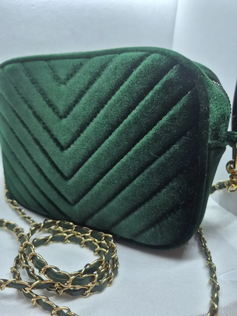 Cartera de terciopelo verde esmeralda con diseño a - 2
