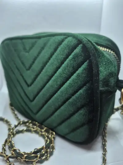 Cartera de terciopelo verde esmeralda con diseño a - miniatura 3