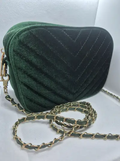 Cartera de terciopelo verde esmeralda con diseño a - miniatura 4