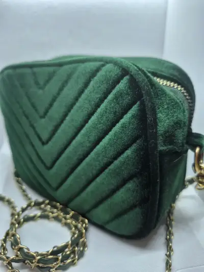 Cartera de terciopelo verde esmeralda con diseño a - miniatura 6