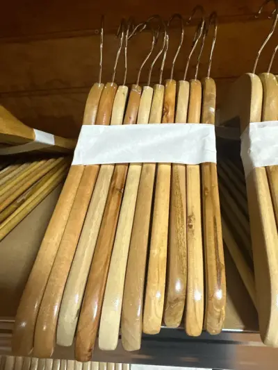 Pack colgadores de ropa de madera - miniatura 1