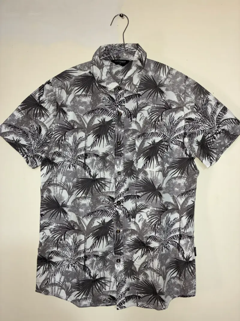 Camisa estampada tropical en tonos grises - 1