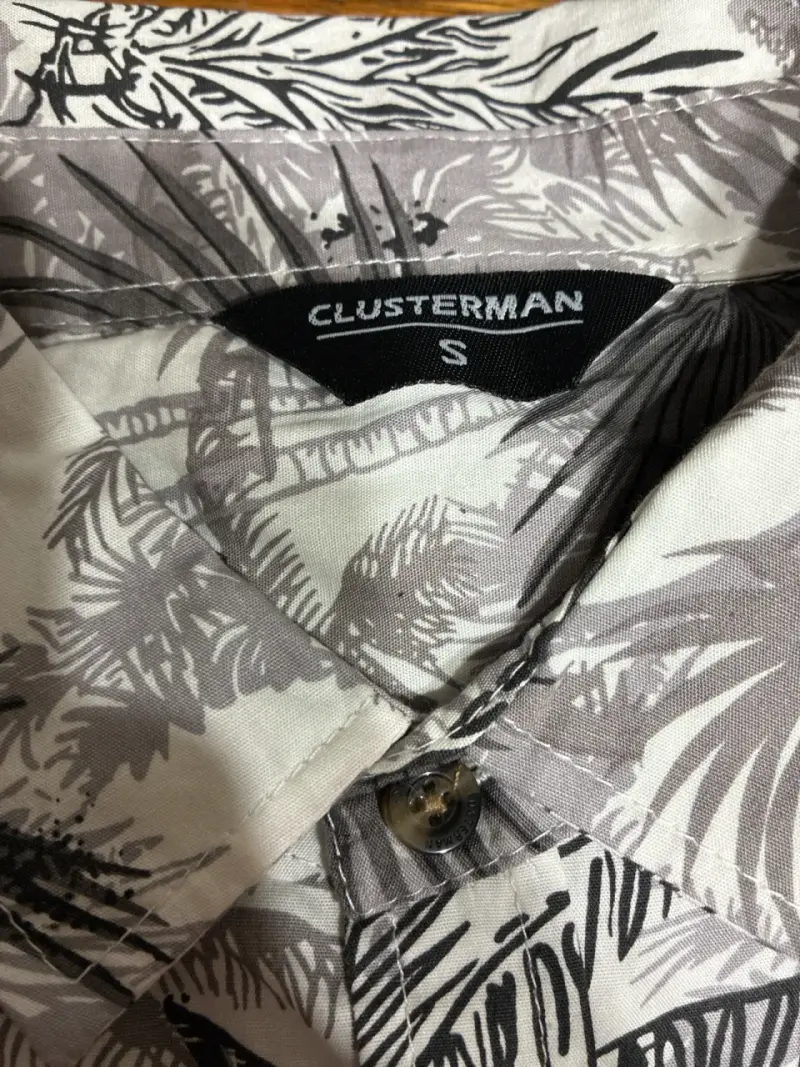 Camisa estampada tropical en tonos grises - 2
