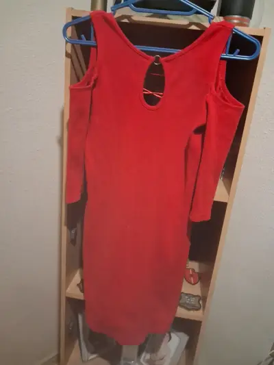 Se vende lindo vestido ajustado rojo - miniatura 1