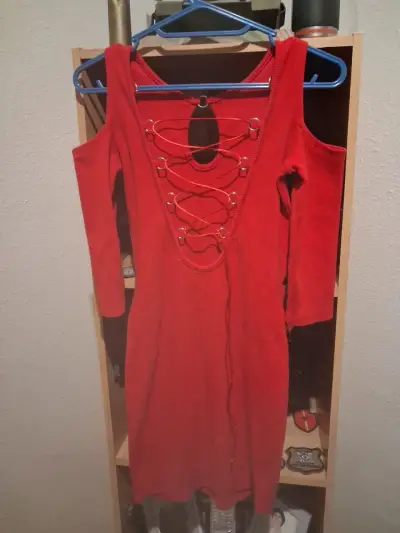 Se vende lindo vestido ajustado rojo - miniatura 2
