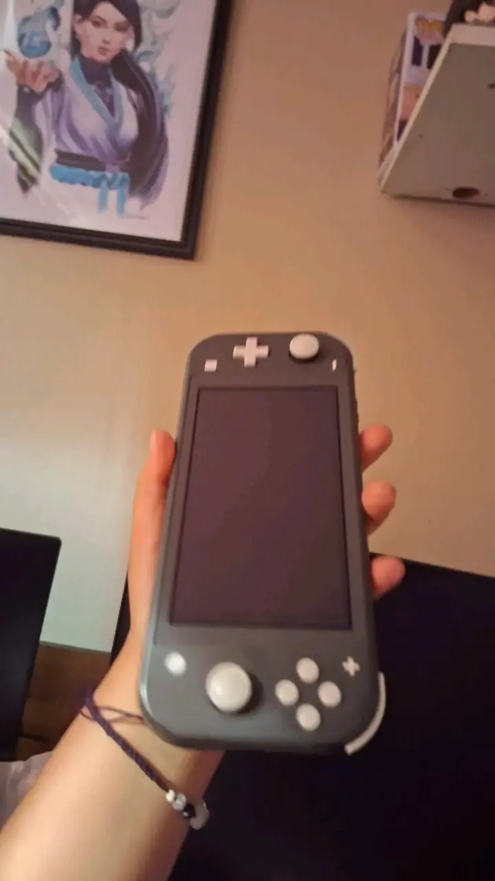 Nintendo switch lite con 4 juegos y 2 fundas - 1