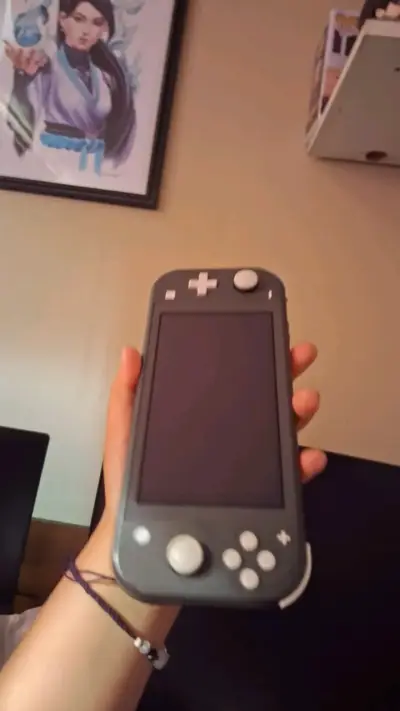 Nintendo switch lite con 4 juegos y 2 fundas - miniatura 1