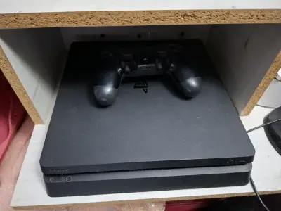 PS4 Slim 1TB y 4 juegos - miniatura 1