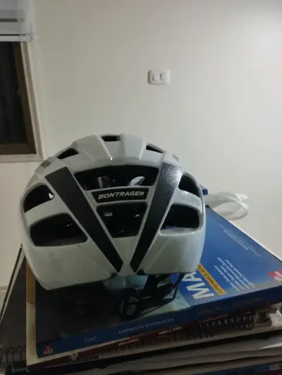 Casco blanco bicicleta o scooter - miniatura 1