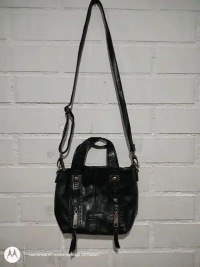 cartera negra con correa ajustable - miniatura 1