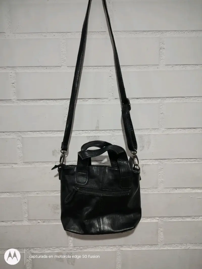 cartera negra con correa ajustable - 2
