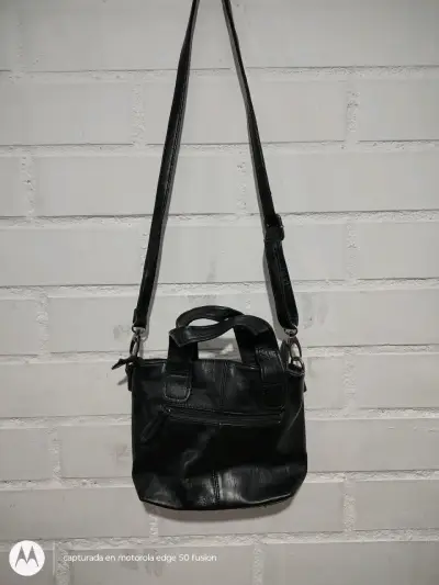 cartera negra con correa ajustable - miniatura 2