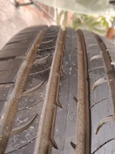 Vendo un solo neumático aro 14 185/75R14 - miniatura 1