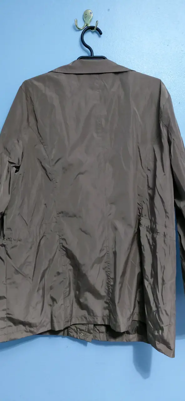 Chaqueta cortaviento sin uso