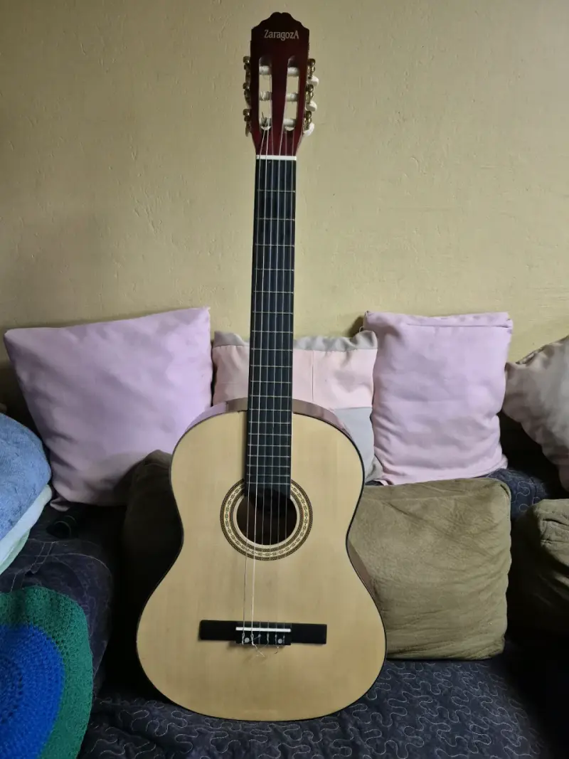 Guitarra acustica Zaragoza - 3