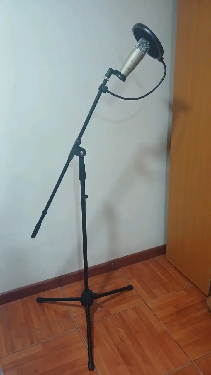 ATRIL DE MICROFONO, CON MICROFONO INCLUIDO Y ANTIP - 1