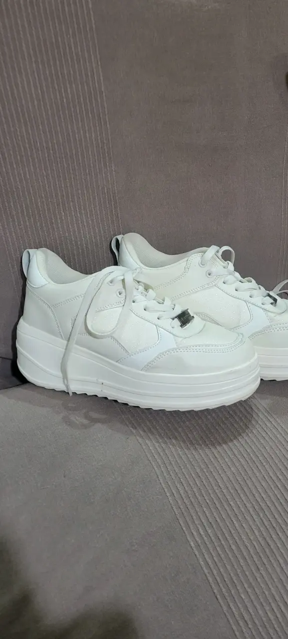 Zapatillas Blancas con brillitos marca Fiorucci - 3