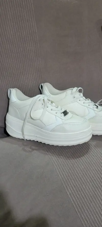 Zapatillas Blancas con brillitos marca Fiorucci - miniatura 3